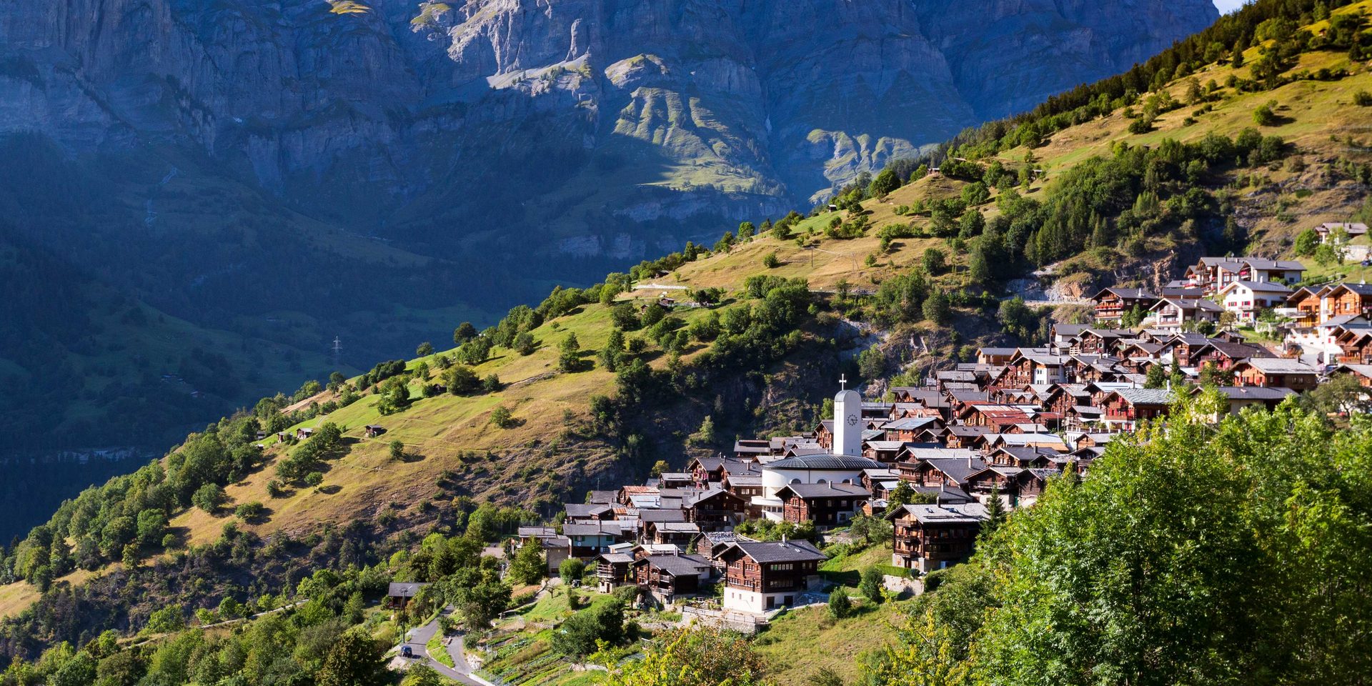 Le village d'Albinen à flanc de coteau, en Valais